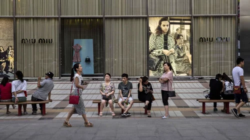 中国消费降级多严重？服装销量年减178亿件
