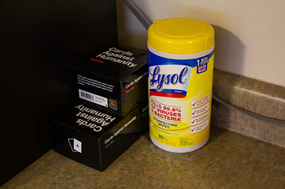 Lysol（来苏尔）、Clorox（高乐氏）和许多其它家用消毒剂宣称具有杀死99.9%细菌和病毒的能力，它们对防范新冠病毒传播能起到有效作用吗？ (Photo by David Ryder/Getty Images)