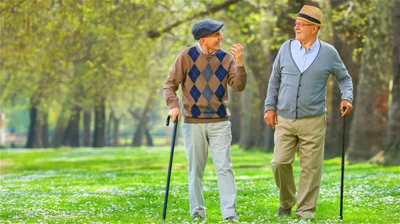 老年人不要总憋在家里，要积极扩大生活圈子，多和老朋友相聚。（图片来源：Adobe Stock）