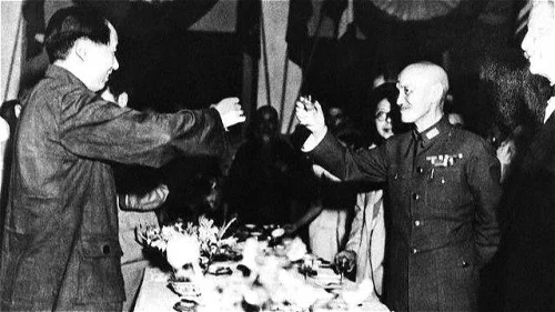 中共公开宣称“拥护蒋委员长领导抗日”，暗中勾结日军打国军。图为1945年，毛泽东在重庆向国民政府主席蒋中正敬酒。（网络图片）