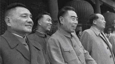 邓小平、周恩来、毛泽东在天安门。（网络图片）