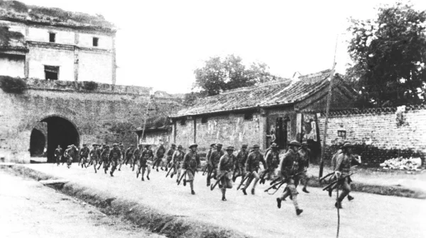 七七事变爆发，国军士兵跑出宛平城奔向战斗岗位。（图片来源：公有领域）