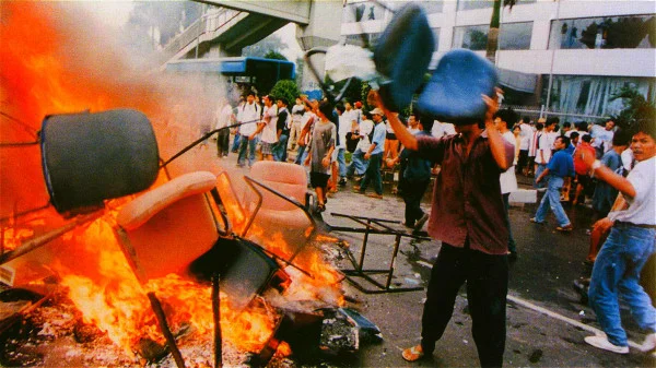 1998年5月14日在印尼首都雅加达，暴徒烧毁商品。（图片来源：公有领域）
