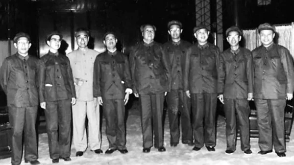 1966年9月15日，毛泽东与张春桥、江青、周恩来、姚文元、戚本禹、王力、关锋等人合影。（网络图片）