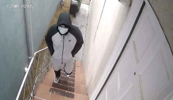 遭盗窃华人家庭家中监控拍到盗匪入屋时的身影。（监控录像截图）