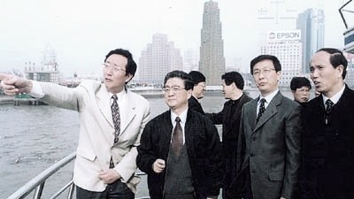 陈良宇（左）、韩正陪在黄菊左右。（网络图片）