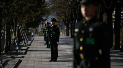知情人说，玉泉山沿途都是一排无尽头的三米高墙，多处小叉路有军队站岗，层层封锁。示意图（图片来源: WANG ZHAO/AFP/Getty Images）