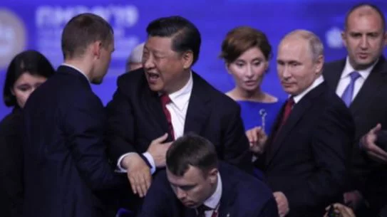 2019年6月7日，习近平在俄罗斯圣彼得堡国际经济论坛演讲后离场时差点跌落台下，被身旁保镖及时扶住。（视频截图）