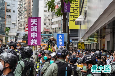 5月24日，港人上街反国安法，现场大量警察戒备。(Adrian/看中国)