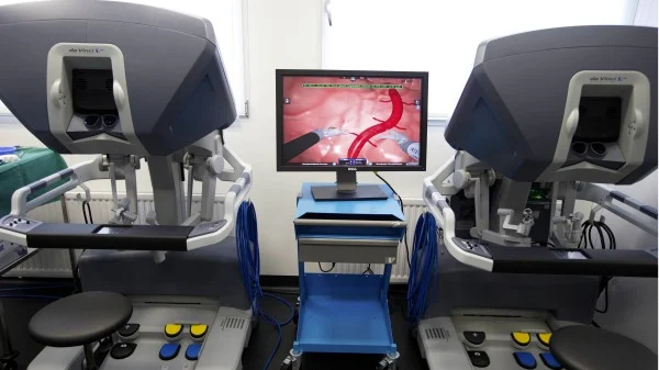 国外一款高端医疗器械：外科手术机器人（图片来源：NICOLAS MAETERLINCK/AFP via Getty Images）