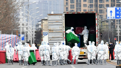 身穿防护服的工人在清理清理武汉华南海鲜市场。这里曾被认为是新冠病毒的发源地。（2020年3月4日）