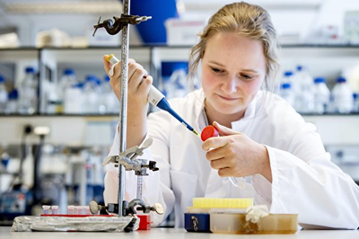 2020年5月，荷兰阿姆斯特丹一家实验室，研究者在研发中共病毒疫苗。T (KOEN VAN WEEL/ANP/AFP via Getty Images)
