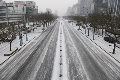 中共病毒重创中国经济。图为2020年2月5日空荡荡的北京街景。(GREG BAKER/AFP)