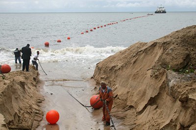 技术人员2011年10月27日在利伯维尔（Libreville）海滨展示海底电缆。(Photo by - / AFP)