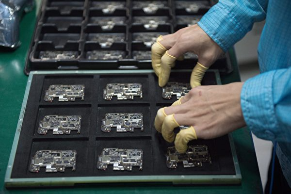 日本《日经》中文网5月25日报导，中芯的制程技术落后台积电至少两个世代以上。 (NICOLAS ASFOURI/AFP via Getty Images)