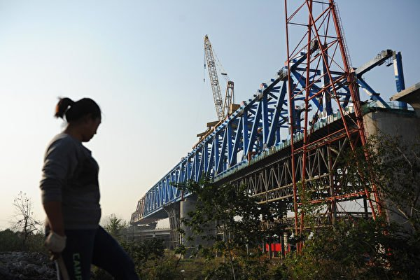 图为安徽省合肥市，一位工人在高铁施工现场。