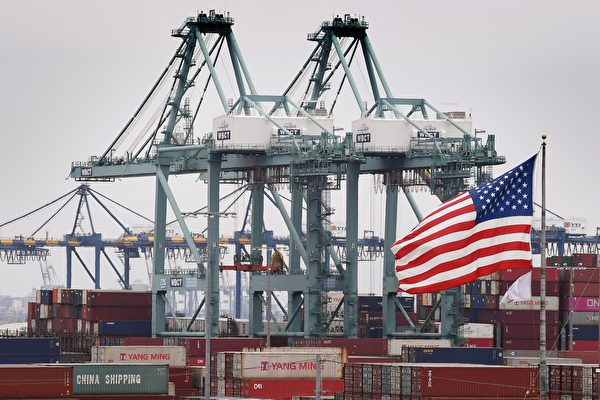 美国将从7月31日起，恢复对55类中国商品加征25%的关税。图为洛杉矶长滩（Long Beach）港口。(MARK RALSTON/AFP via Getty Images)