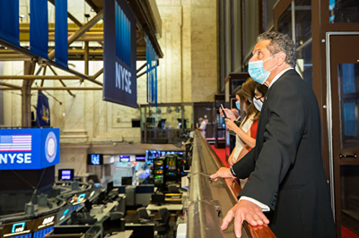 图为2020年5月26日在纽约证券交易所（NYSE）重新开放的当天，纽约州长安德鲁·库莫（Andrew Cuomo）在巡视交易大厅。(Colin Ziemer/NYSE via Getty Images)