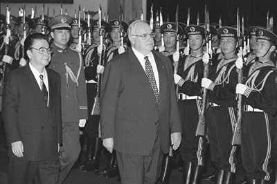 1995年，德国总理赫尔穆特·科尔（Helmut Kohl）跟李鹏在北京见面。科尔此行重点是加强与中共的经济联系，重启因1989年天安门大屠杀后中断的德国与中共的军事合作。(ROBYN BECK/AFP via Getty Images)