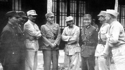 历史真实照片：1945年，湘西芷江会战大捷后，参谋总长何应钦跟集团军以上高级将领交谈。 左起：王耀武、卢汉、张发奎、何应钦、汤恩伯、杜聿明、萧毅肃、美军军官柏德纳。（网络图片）