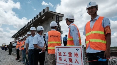 2018年6月23日，中国工人站在肯尼亚奈洛比标准轨道铁路的施工现场。(图片来源: YASUYOSHI CHIBA/AFP/Getty Images)