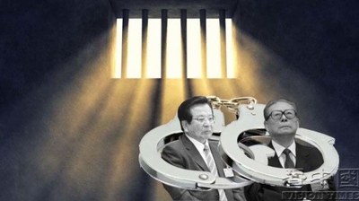 曾庆红（左）给江泽民（右）分析，邓小平有可能用乔石代替他做总书记，杨氏兄弟是最大的威胁。（图片来源：看中国合成图） 