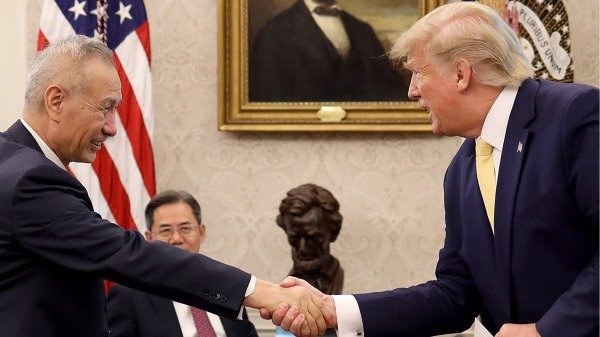 美中双方在白宫签署贸易协议。图为川普2019年10月会见刘鹤。（图片来源：Win McNamee/Getty Images） 