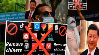 2020年6月30日，在新德里举行的针对中国《环球时报》的示威游行中，有民众举牌敦促人们删除中国应用程序并停止使用中国产品。（图片来源：PRAKASH SINGH/AFP via Getty Images）