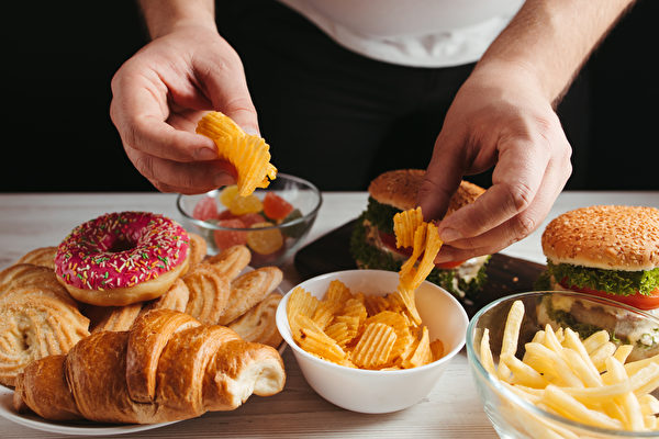 加工食品虽然美味可口，但它并不健康，而且可能会让我们陷入与成瘾相似的欲望陷阱。(Shutterstock)